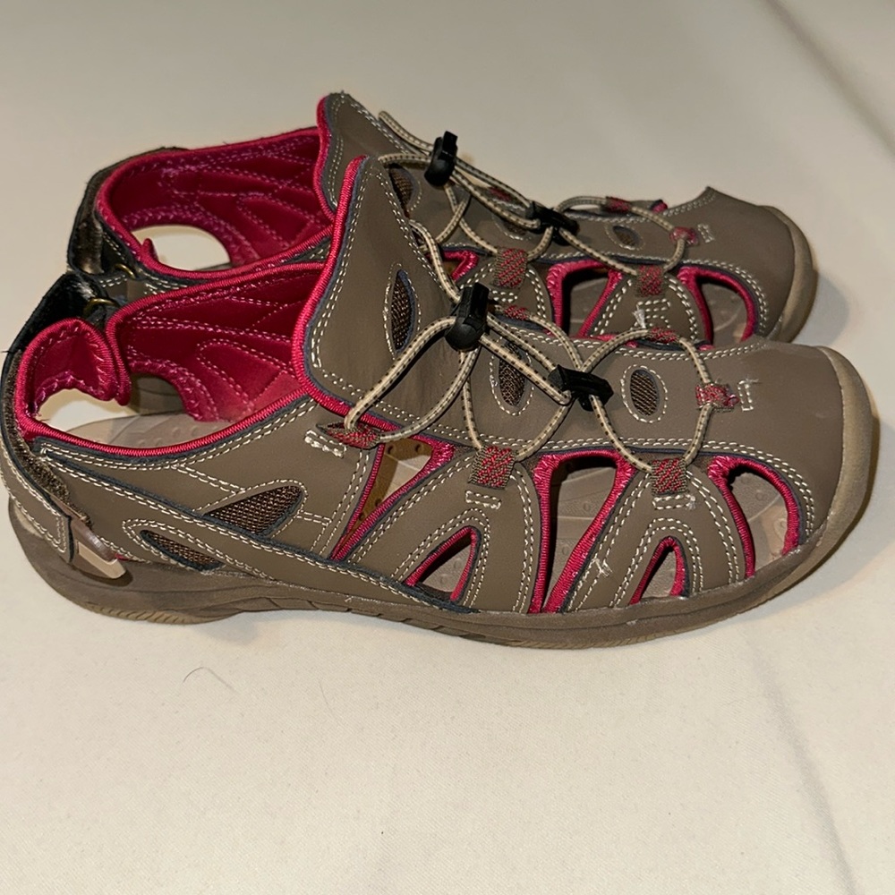 Like-new Eddie Bauer Women’s Size 10 Mary Leather Sandal/Water-shoe